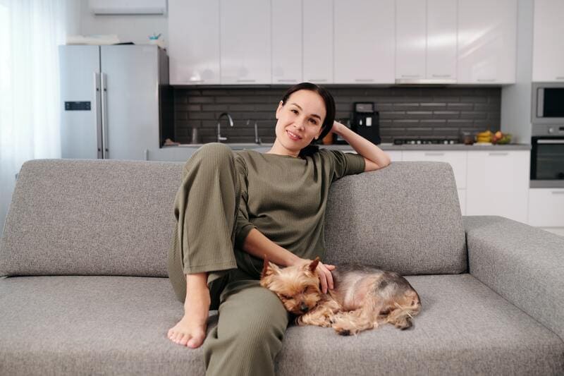 ragazza con cane educato sul divano