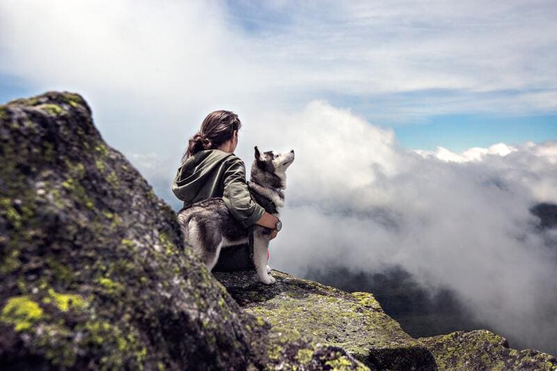 consulente cinofilo col cane in montagna